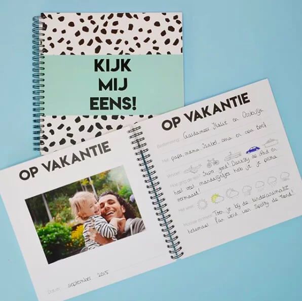 Studio Ins & Outs 'Kijk mij eens' 1-4 jaar - Monochrome - sfeerfoto - invulboekjes.nl