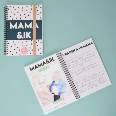 Studio Ins & Outs 'Mama&ik' - Donkerblauw - sfeerfoto - invulboekjes.nl