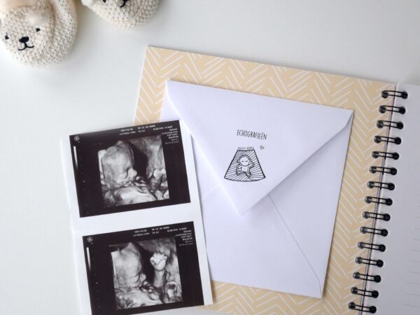 Atelier Pix - Hallo baby - Eerste jaar boek - Geel - sfeerfoto 2 - invulboekjes.nl (1)
