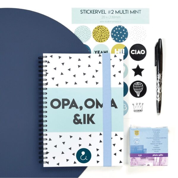 Studio Ins & Outs Invulboek 'Opa, oma & ik' - Blauwe stip - Afbeelding 2
