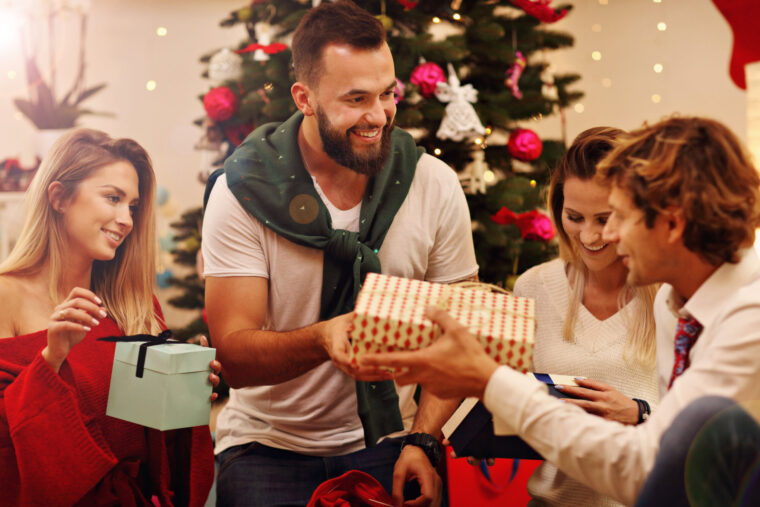 Kerstkado man en gezin uitpakken