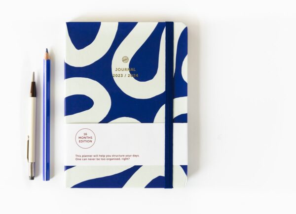 A Journal 16 Maanden Agenda 2023 2024 Flow Blue 2