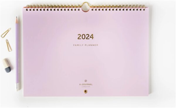 A Journal Familieplanner 2024 A4 Lila (2)