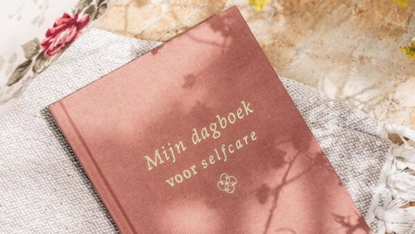 Fyllbooks Dagboek Voor Selfcare – Linnen Roze Met Goudfolie 1 E1750258156707 Aspect Ratio 16 9