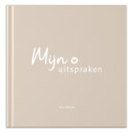 Mockup Voorkant Beige Uitsprakenboekje